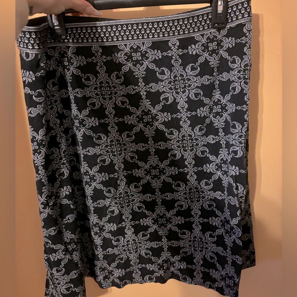 Black and white Max Studio skirt